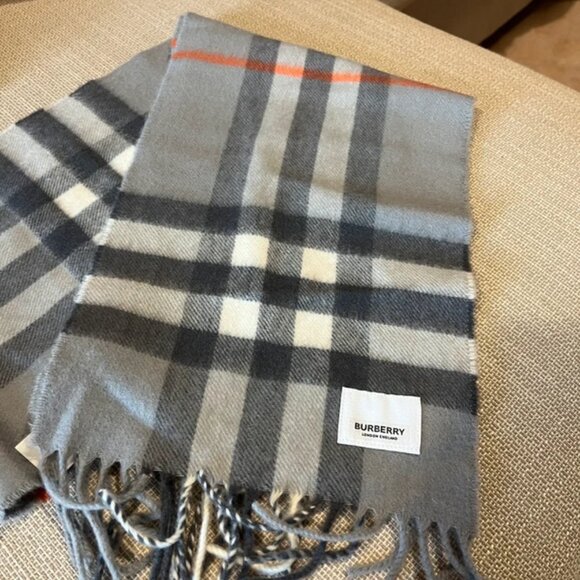 Burberry cashmere scarf - Picture 7 of 7